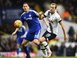 Tottenham-aanvaller Harry Kane is op de eerste meters sneller dan zijn tegenstander van Chelsea, Nemanja Matić. (29-11-2015)