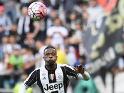 Patrice Evra richt zijn vizier op de bal tijdens het competitieduel Juventus - Sampdoria (14-05-2016).