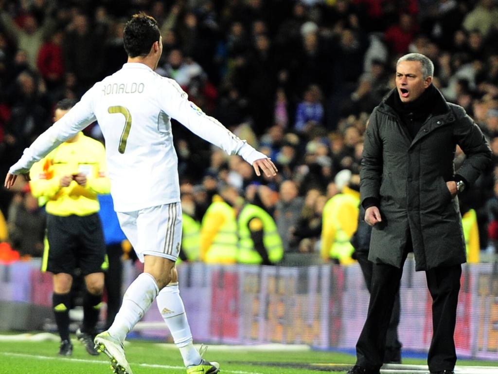 Cristiano Ronaldo (l.) springt in de armen van Real Madrid-trainer José Mourinho tijdens het competitieduel Real Madrid - Levante (13-02-2012).