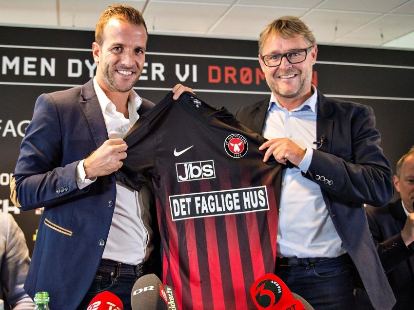 Rafael van der Vaart (l.) wordt gepresenteerd als nieuwe aanwinst van FC Midtjylland. (10-08-2016)