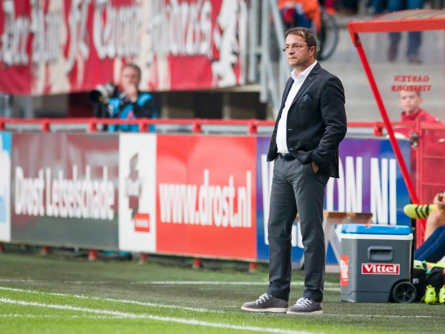 Željko Petrović kijkt bedenkelijk naar het vertoonde spel tijdens FC Twente - ADO Den Haag. (17-09-2016)