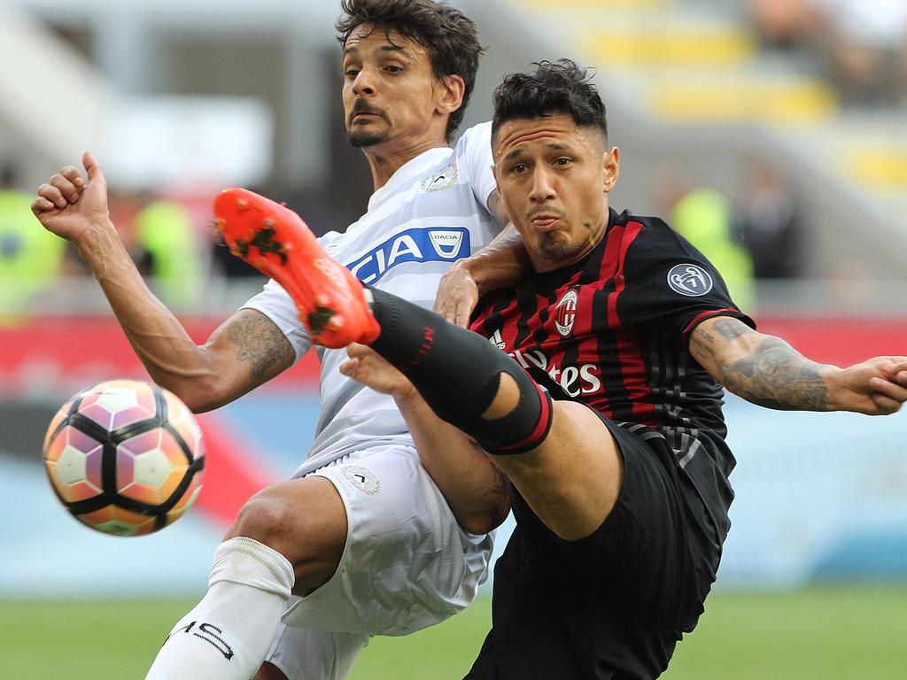 Milans Gianluca Lapadula im Zweikampf mit Udineses Felipe