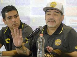 Diego Maradona responde a la prensa en su presentación. (Foto: Imago)