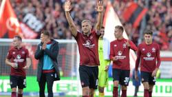 Club-Kapitän Hanno Behrens (M) feiert den Sieg gegen Düsseldorf. Foto: Timm Schamberger