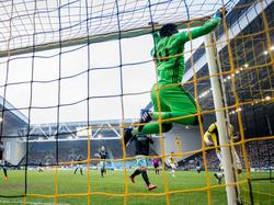 Ajax-doelman André Onana hangt aan de lat tijdens het competitieduel Vitesse - Ajax (19-02-2017).