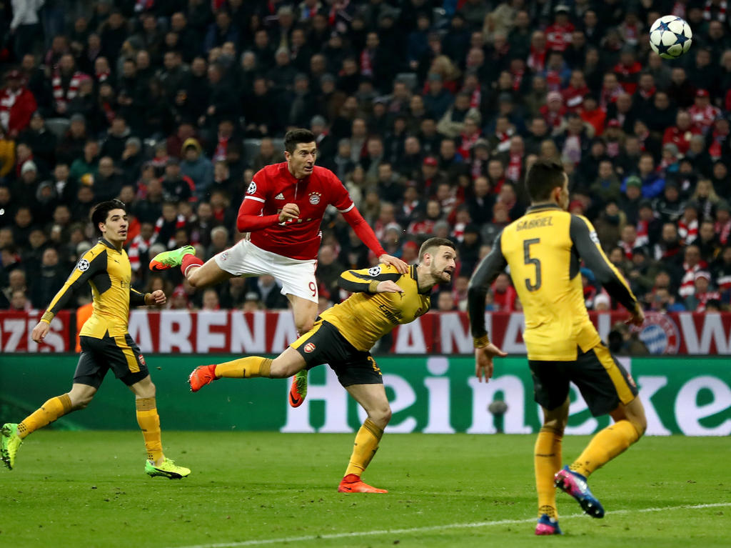 Robert Lewandowski marcó de cabeza el 2-1 para el Bayern. (Foto: Getty)