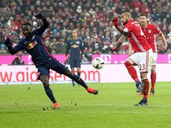 Naby Keïta (l.) und Arturo Vidal stehen angeblich bei Paris St. Germain auf der Liste