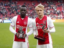 Davinson Sánchez (l.) en Kasper Dolberg (r.) zijn Speler van het Jaar en Talent van het Jaar van Ajax geworden. (07-05-2017)