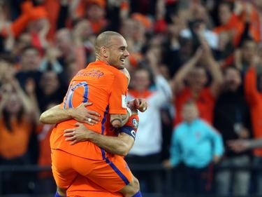 Een sprookje! Wesley Sneijder scoort tijdens zijn jubileumwedstrijd. Aanvoerder Arjen Robben juicht met hem mee. (09-06-2017)