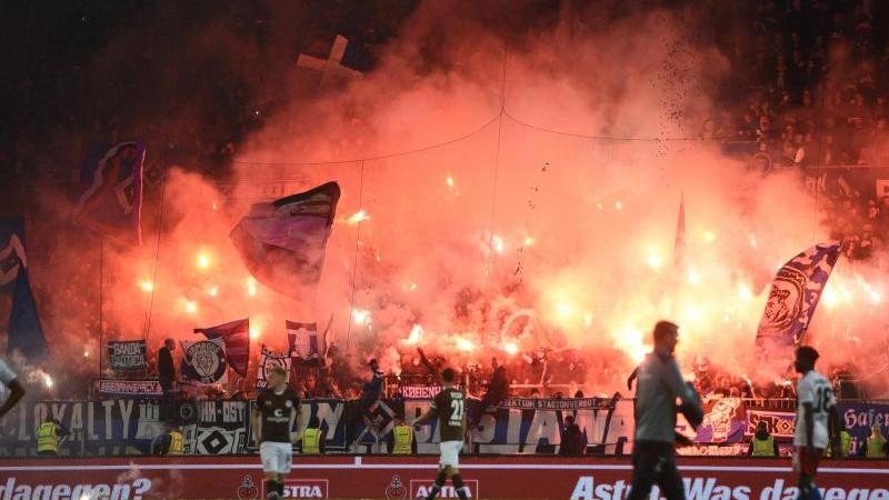 Wegen Feuerwerks der Fans drohen dem HSV und dem FC St. Pauli Rekordstrafen