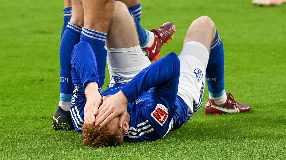 Der Schalker Sepp van den Berg verletzte sich im Spiel gegen den FC Augsburg.