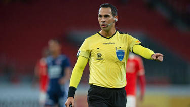 Referee Facundo Tello (l.) zeigt zehnmal die Rote Karte