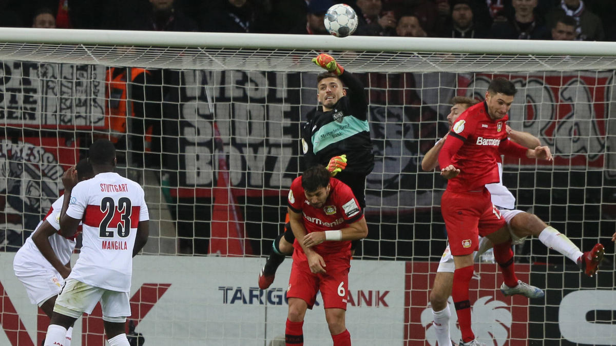 Faustet den Ball ins eigenen Tor: Keeper Fabian Bredlow (rechts oben) Faustet den Ball ins eigenen Tor: Keeper Fabian Bredlow (rechts oben)