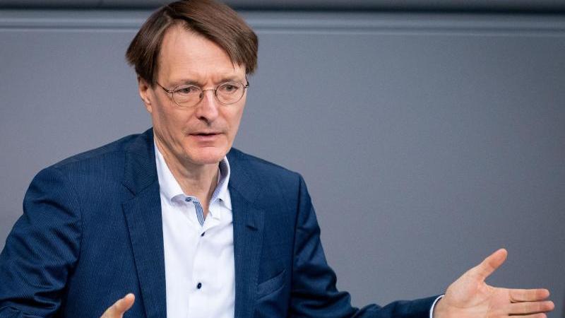 SPD-Gesundheitsexperte Karl Lauterbach glaubt nicht, dass die Fußball-EM in diesem Jahr stattfindet