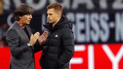 Joachim Löw (l.) und Joshua Kimmich bei der Spielanalyse