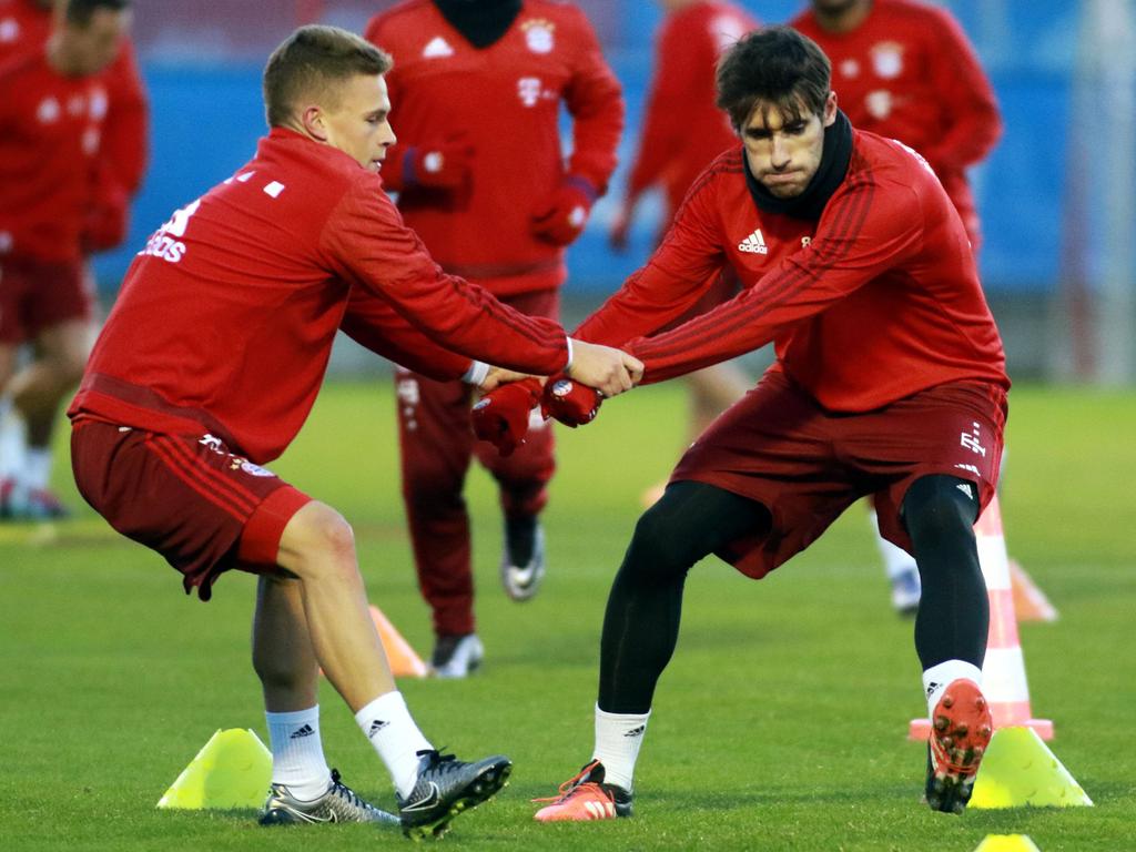 El español Javi Martínez (dcha.) vuelve a ver cerca su reaparición con el Bayern. (Foto: Imago)
