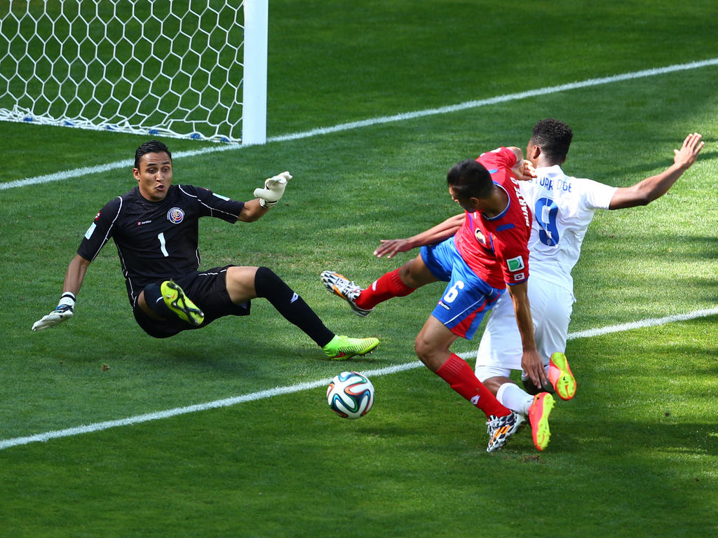 England fordert im WM-Gruppenspiel gegen Costa Rica Elfmeter. Aber der Schiedsrichter bewertet den Körpereinsatz von Oscar Duarte (m.) gegen Daniel Sturridge (r.) als regelkonform. (24.06.2014).