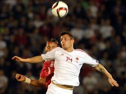 Nemanja Gudelj (l.) vecht een duel uit met Taulant Xhaka (r.) tijdens het EK-kwalificatieduel Servië - Albanië. (14-10-2014)