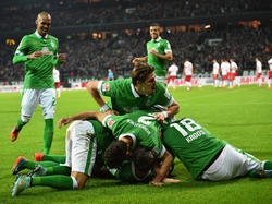 Die Spieler des SV Werder Bremen begraben Fin Bartels unter sich