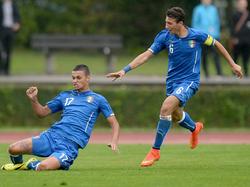 Gianluca Scamacca (l.) maakt een mooie schuiver om zijn doelpunt tegen Duitsland U17 te vieren. (12-09-2014)