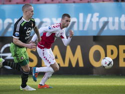 Feyenoord-speler Rick Karsdorp (l.) in duel met FC Utrecht-speler Danny Verbeek (r.). (01-03-2015)