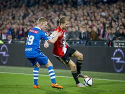 Simon Gustafson (r.) houdt in zijn eerste wedstrijd in het shirt van Feyenoord Rick Dekker af. Gustafson debuteert in de bekerwedstrijd Feyenoord - PEC Zwolle. (24-09-2015)