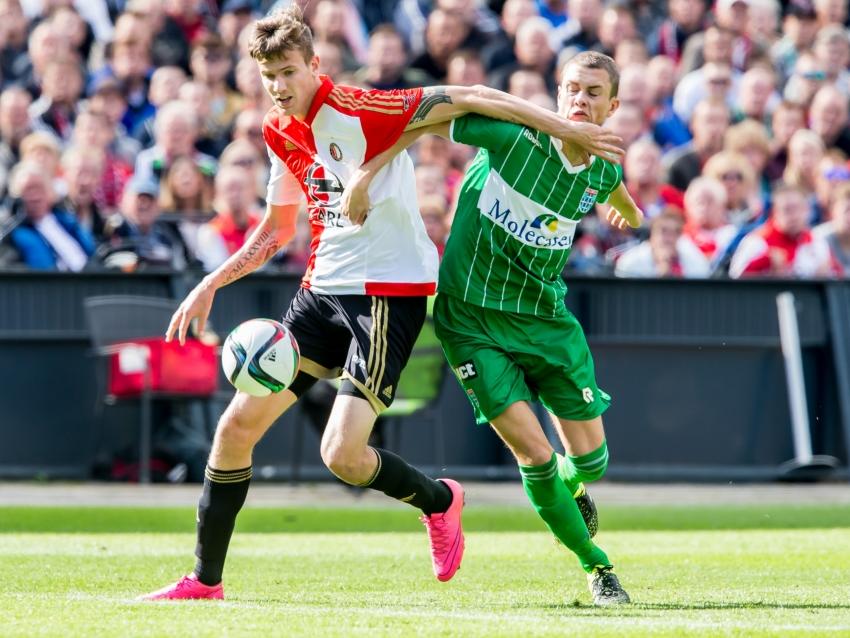 Michiel Kramer (l.) gebruikt zijn arm om verdediger Thomas Lam (r.) van zich af te hoden tijdens Feyenoord - PEC Zwolle. (27-09-2015)