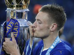 Jamie Vardy kust de Premier League-beker, nadat Leicester City de trofee krijgt uitgereikt. (08-05-2016)