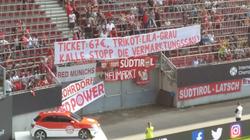Fans des FC Bayern protestieren beim Spiel gegen PSG (Bildquelle: twitter.com/FinancialFairpl)