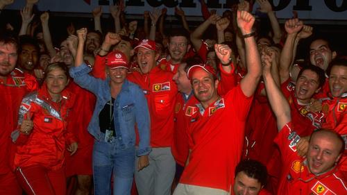Nach dem Sieg beim Japan-GP feiert das Ferrari-Team den Weltmeistertitel