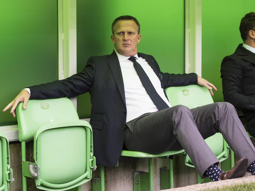 John van den Brom baalt na afloop van FC Groningen-AZ. De Alkmaarders verliezen kansloos met 2-0 in het Noordlease Stadion. (23-10-2016)