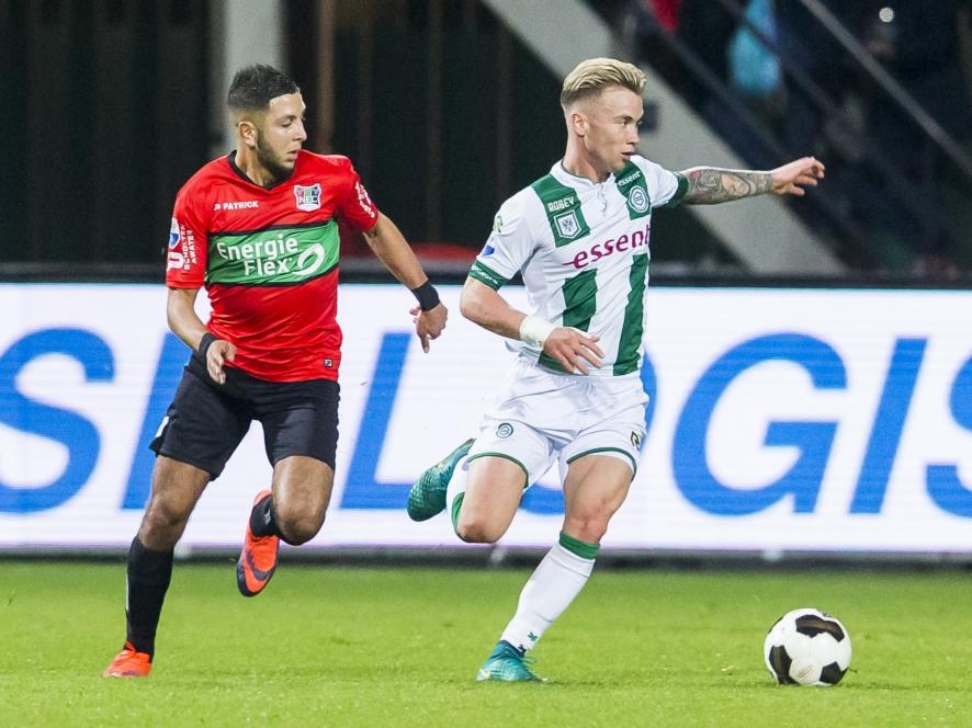 Albert Rusnák (r.) is ontsnapt aan Mohamed Rayhi (l.) tijdens de wedstrijd NEC - FC Groningen. (05-11-2016)