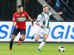Albert Rusnák (r.) is ontsnapt aan Mohamed Rayhi (l.) tijdens de wedstrijd NEC - FC Groningen. (05-11-2016)