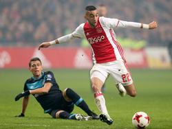 Hakim Ziyech (r.) is Héctor Moreno (l.) voorbij tijdens de topper Ajax - PSV. (18-12-2016)