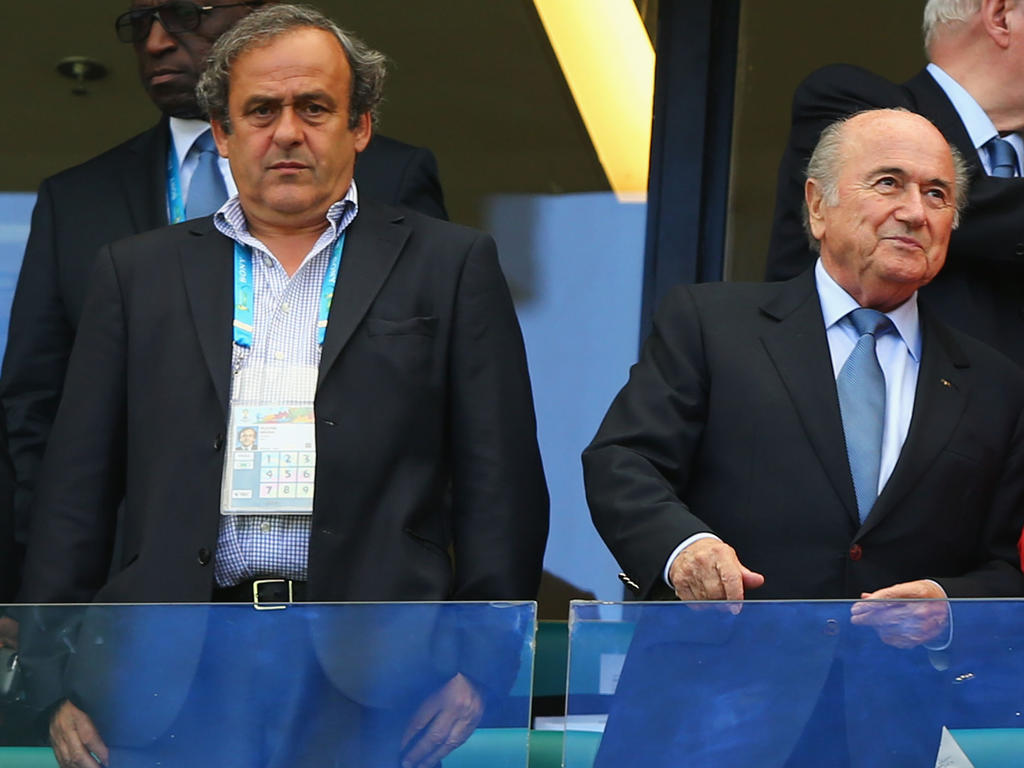 Michel Platini (li) erhebt schwere Anschuldigungen gegen Joseph Blatter