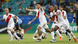 Los jugadores peruanos se abrazan celebrando el pase.