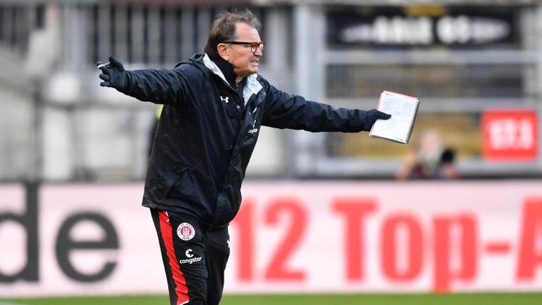 War als Trainer immer mit Zettel und Stift bewaffnet: Ewald Lienen gestikuliert wild. Foto: Uwe Anspach War als Trainer immer mit Zettel und Stift bewaffnet: Ewald Lienen gestikuliert wild. Foto: Uwe Anspach