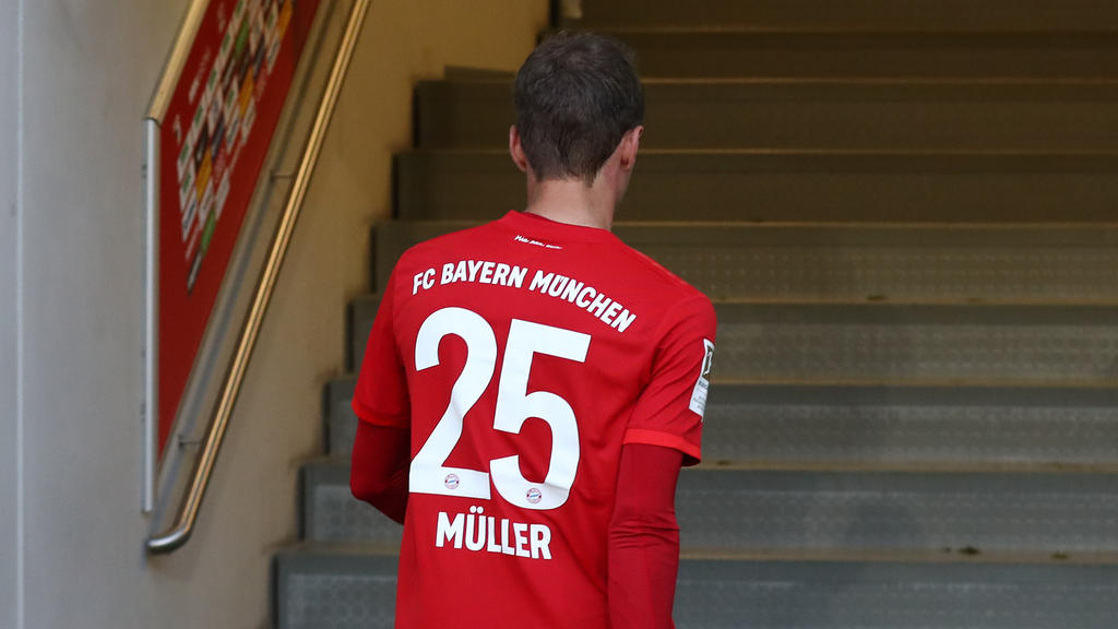 Thomas Müller saß auch gegen den FC Augsburg zunächst auf der Bank