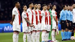 Das Ajax-Team um Flügelstürmer Antony (2.v.l.)