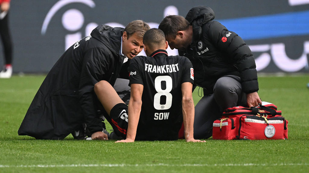 Djibril Sow musste am Sonntag gegen den SC Freiburg ausgewechsel werden Djibril Sow musste am Sonntag gegen den SC Freiburg ausgewechsel werden