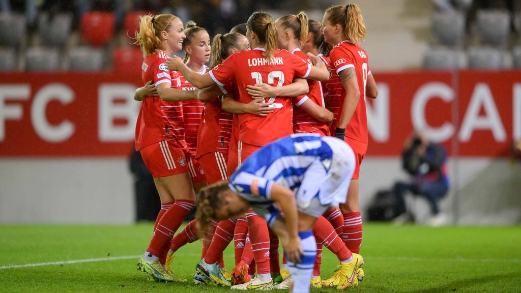 Die Spielerinnen des FC Bayern München feiern den Sieg gegen Real Sociedad San Sebastian.