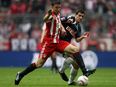 Kölns Mato Jajalo (r.) im Zweikampf mit Mark van Bommel vom FC Bayern. Die Partie am 18. September 2010 endete 0:0.