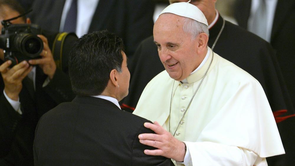 Papst Franziskus betet für Diego Maradona