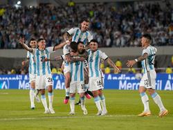 Die argentinische Fußball-Nationalmannschaft jubelt mit Lionel Messi