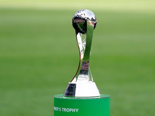 Ein Blick auf den Pokal auf dem Spielfeld bei der U20-Fußballweltmeisterschaft