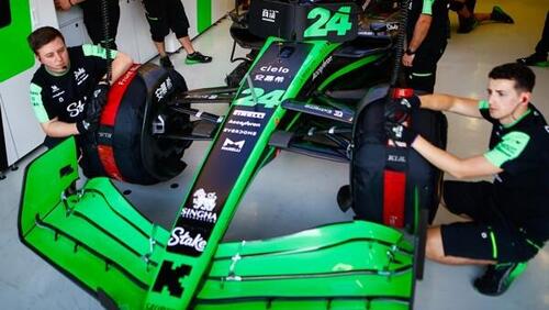Mechaniker mit Reifenheizdecken am Formel-1-Auto von Guanyu Zhou 2024