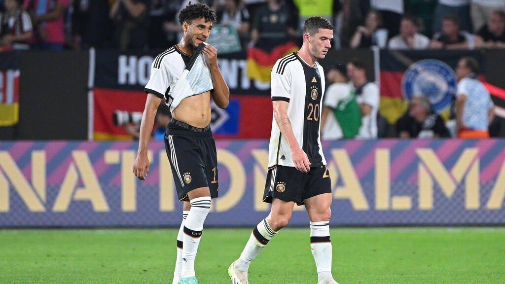 Robin Gosens (r.) könnte nach Italien zurückkehren Robin Gosens (r.) könnte nach Italien zurückkehren