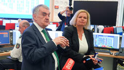 NRW-Innenminister Herbert Reul (CDU) und Bundesinnenministerin Nancy Faeser bei der Eröffnung des EM-Lagezentrums der Polizei in Neuss