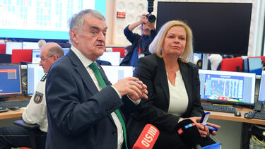 NRW-Innenminister Herbert Reul (CDU) und Bundesinnenministerin Nancy Faeser bei der Eröffnung des EM-Lagezentrums der Polizei in Neuss