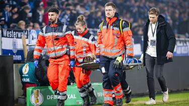 Roberts Uldrikis musste im Pokal vom Feld getragen werden